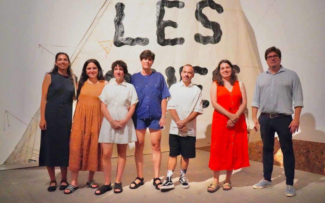 Quince mujeres artistas recrean en el Casal Solleric el mundo del agua a través de la exposición “Ones-Olas-Waves”