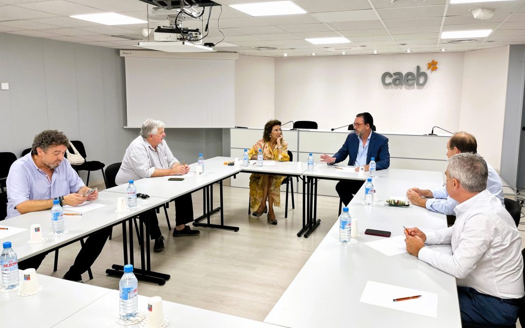 Primera toma de contacto entre CAEB y el conseller d’Empresa, Ocupació i Energia